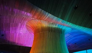 Twndis y Senedd wedi’i oleuo yn lliwiau’r enfys